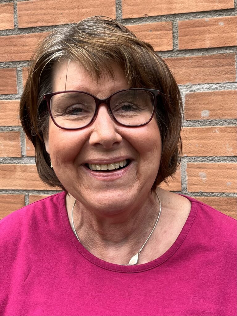 En bild på Anette Forsén. Hon har brunt kort hår och glasögon.