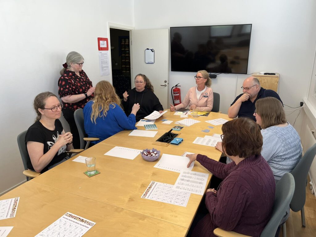 Bild av kansliets personal tillsammans med folk från regionens döv-team