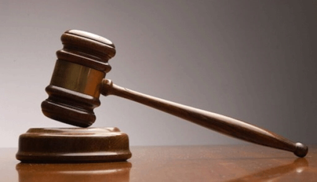 Ordförandeklubba som balanserar mot en liten rund pulpet.