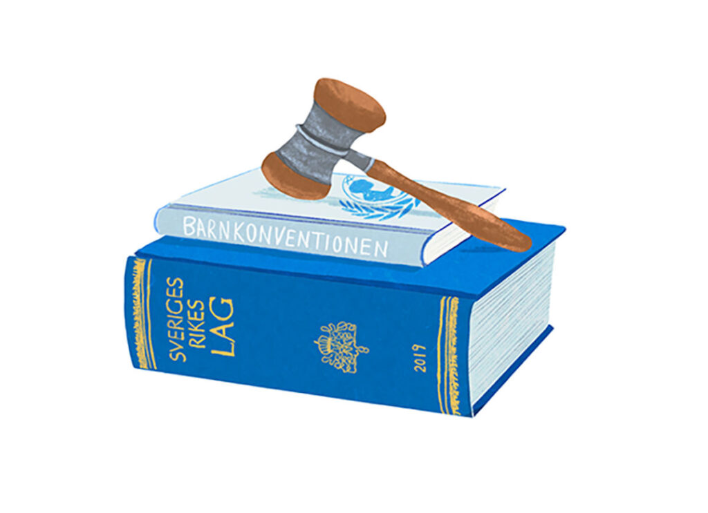 En dommarklubba ligger på ett ex av barnrättskonventionen som i sin tur ligger på en svensk lagbok